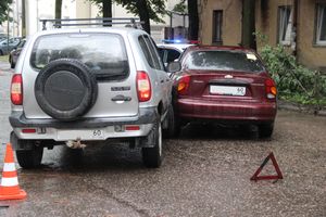 Chevrolet vs Chevrolet: автомобили не поделили улицу в Великих Луках (ФОТО)