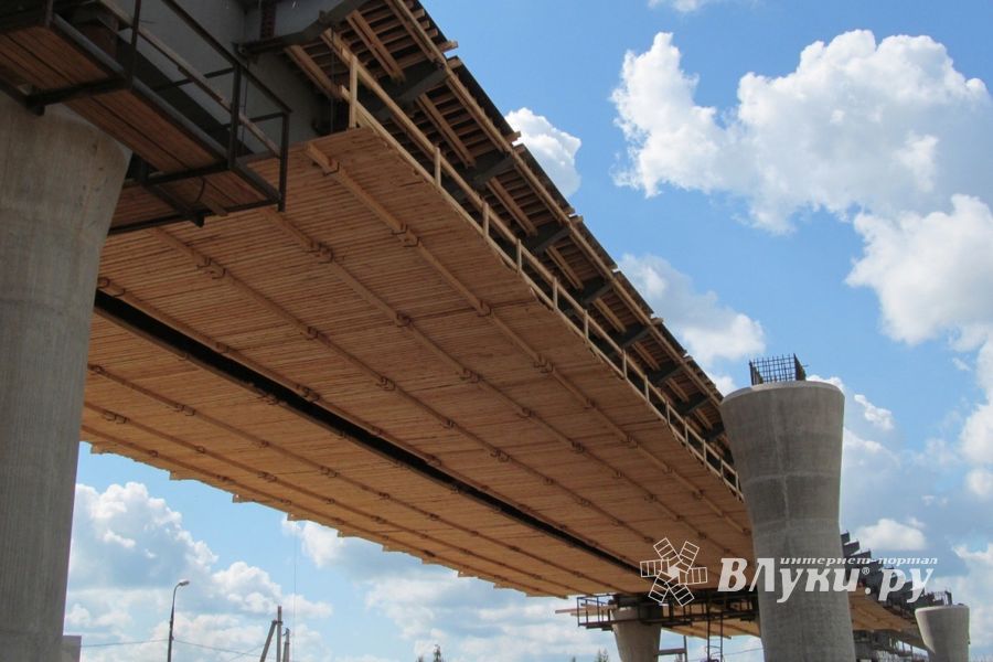 В Великих Луках на путепроводе завершена надвижка левого пролета (ФОТО)