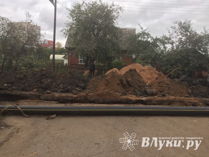 В Великих Луках ведутся работы по укладке газопровода — перекрыта дорога (ФОТО)
