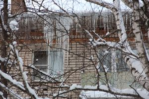 Сосульки в Великих Луках продолжают расти