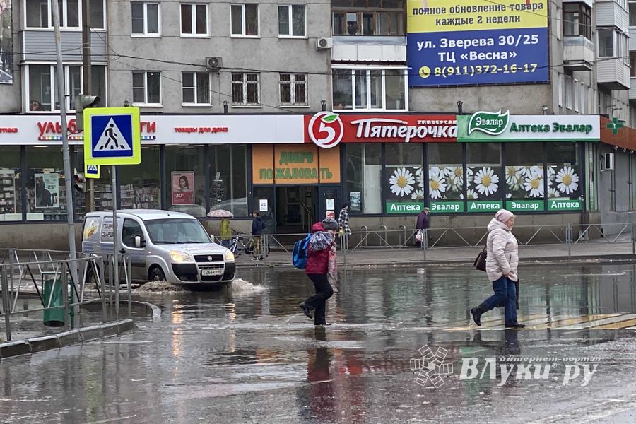 Великие лужи вновь заполнили Великие Луки (ФОТО)