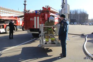 В центре Великих Лук спасатели продемонстрировали свою технику (ФОТО)