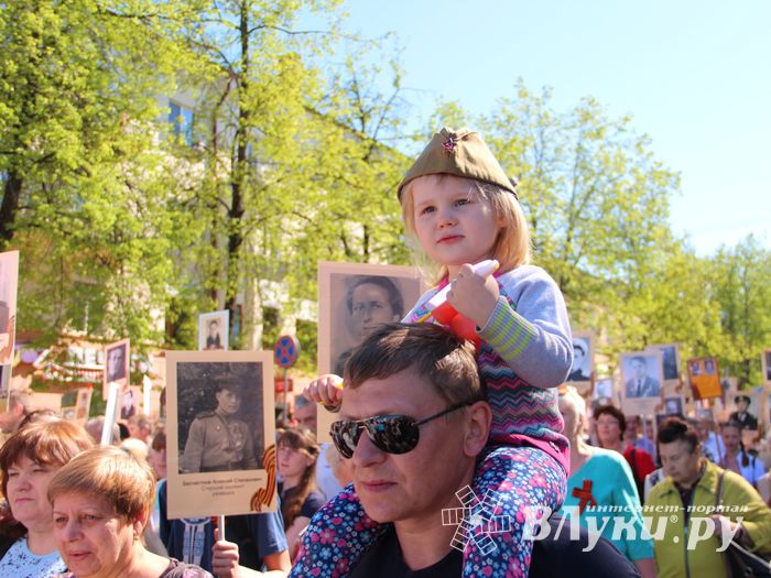 По центральному проспекту Великих Лук прошёл  «Бессмертный полк» (0+) (ФОТО)