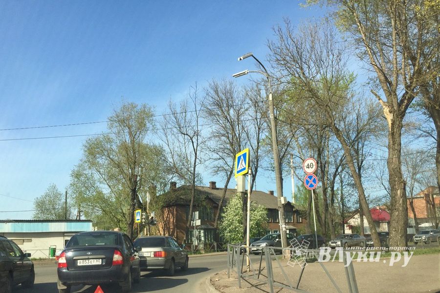 В Великих Луках на проспекте Гагарина произошло ДТП (ФОТО)