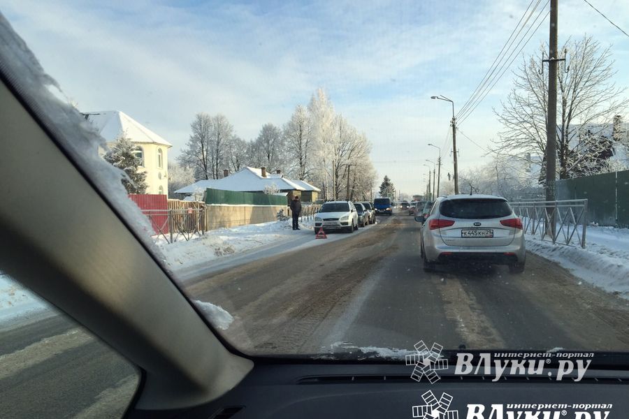 Движение на 3-й Ударной затруднено из-за ДТП (фото)