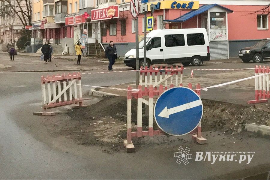 Возле Смоленского рынка меняют канализационную трубу (ФОТО)