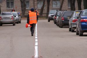 Фотофакт: в Великих Луках рисуют разметку