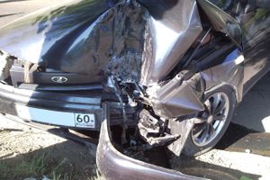 В Великих Луках ВАЗ-2110 столкнулась с «Тойотой» и врезалась в дерево (ФОТО)