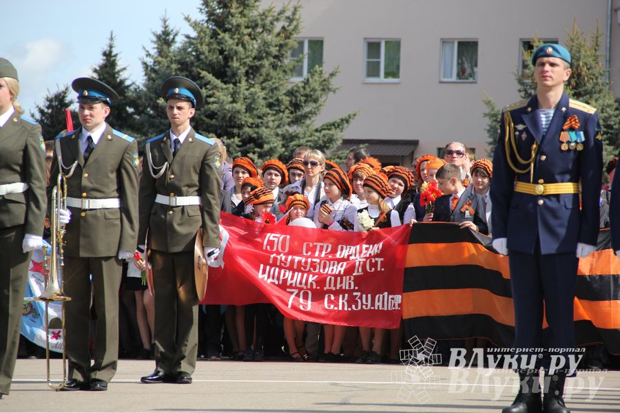 Парад Победы в Великих Луках (фото)