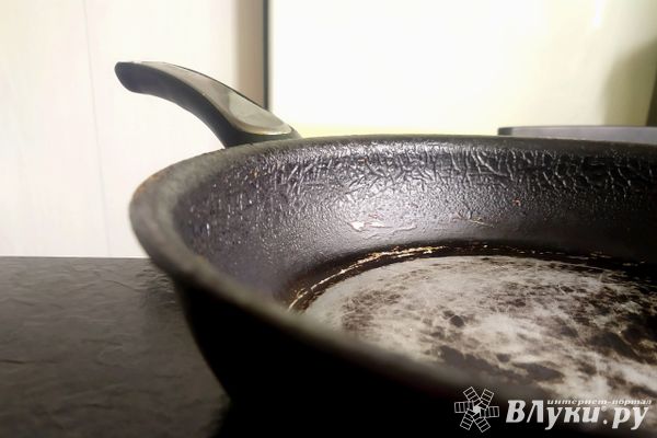 Жительница Великолукского района избила мужа сковородкой