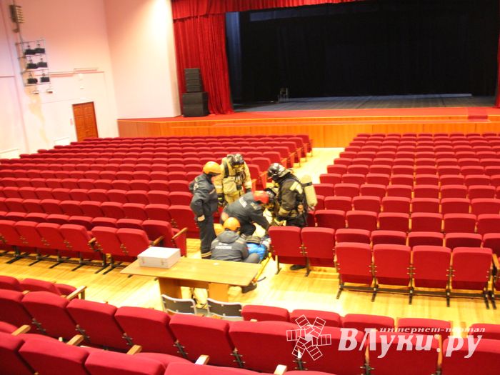 В Великих Луках «захватили заложников» (фото)