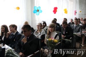 «Последний звонок» в школах Великих Лук