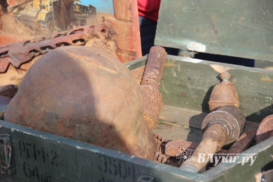 Великолучанам показывают армейскую технику и кормят кашей (6+) (ФОТО)