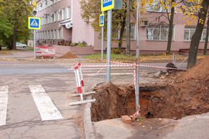 На ул. Тимирязева в Великих Луках идёт устранение «пробоя» (ФОТО)