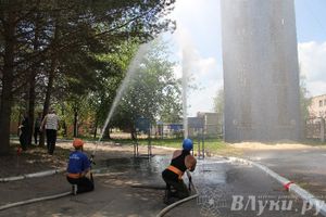 В Великих Луках прошли соревнования среди пожарных