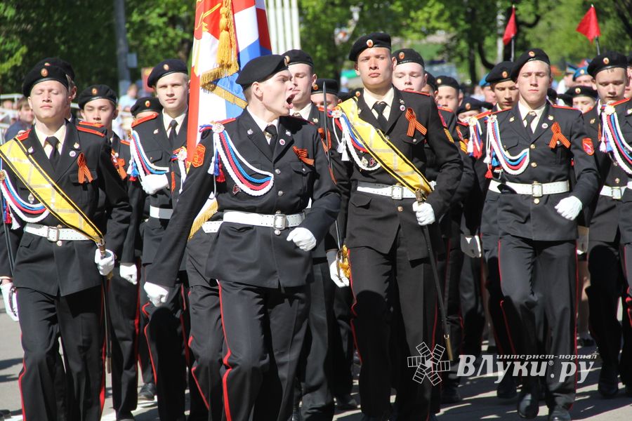 Парад в честь Дня Победы прошел в Великих Луках (ФОТО)