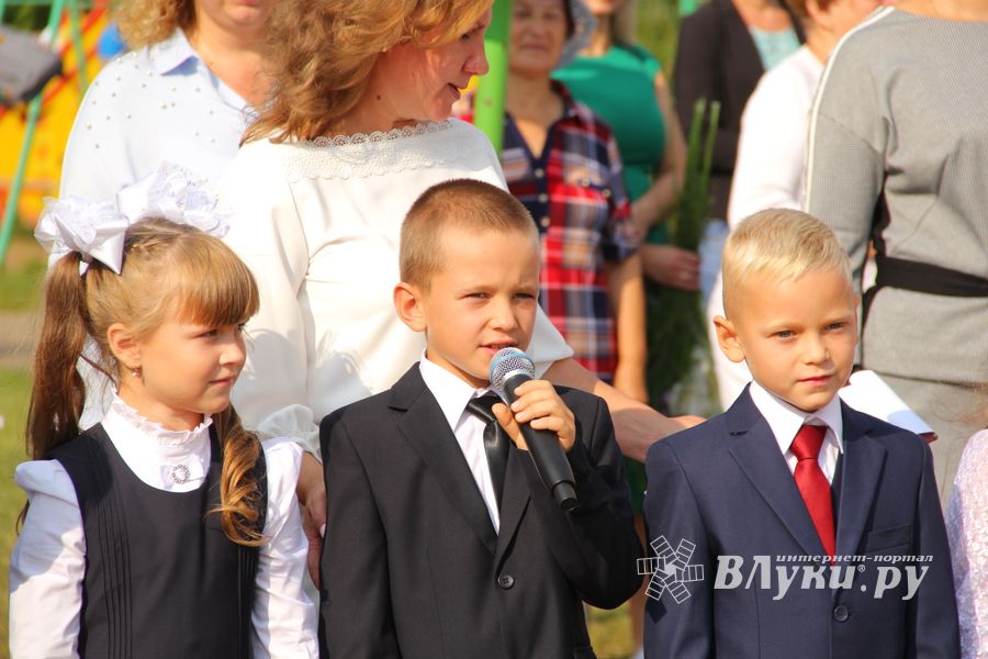 1 сентября в школах Великих Лук прошли Торжественные линейки (ФОТО)