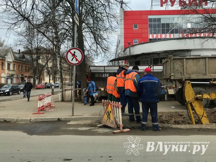 На Октябрьском пр-те и сегодня затруднено движение (ФОТО)