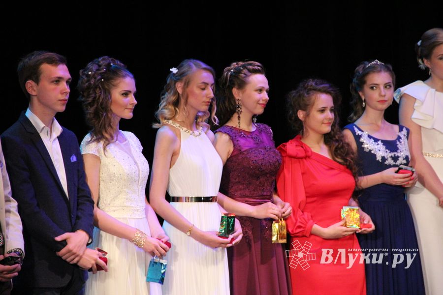 Великолуких выпускников наградили (ФОТО)