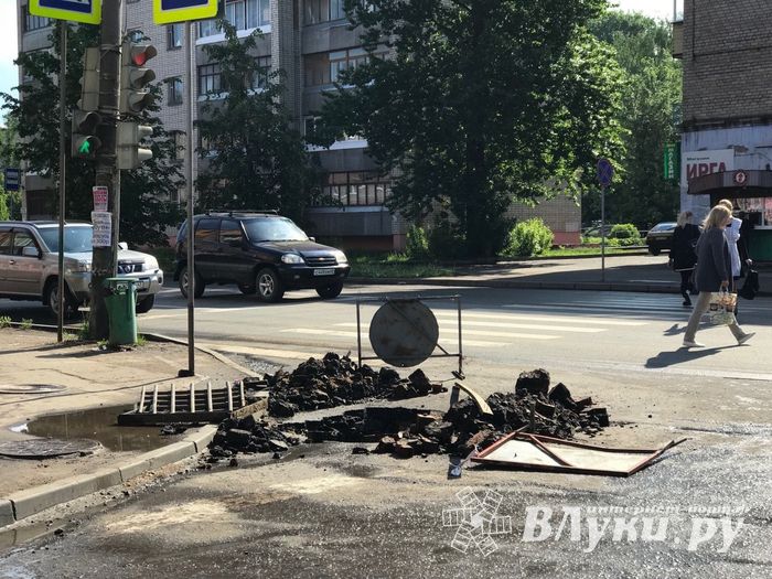 На Первомайской в Великих Луках ведутся ремонтные работы (ФОТО)