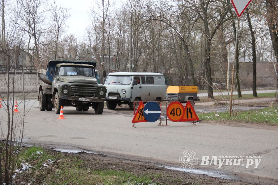В Великих Луках начался ямочный ремонт улицы Нелидовской (ФОТО)