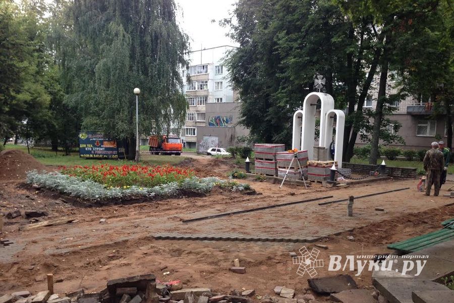 В Великих Луках ремонтируют сквер у памятного знака великолучанам, погибшим в «горячих точках» (фото)