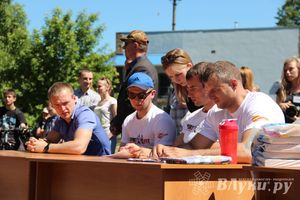 В Великих Луках состояли соревнования по подтягиванию на турнике (фото)