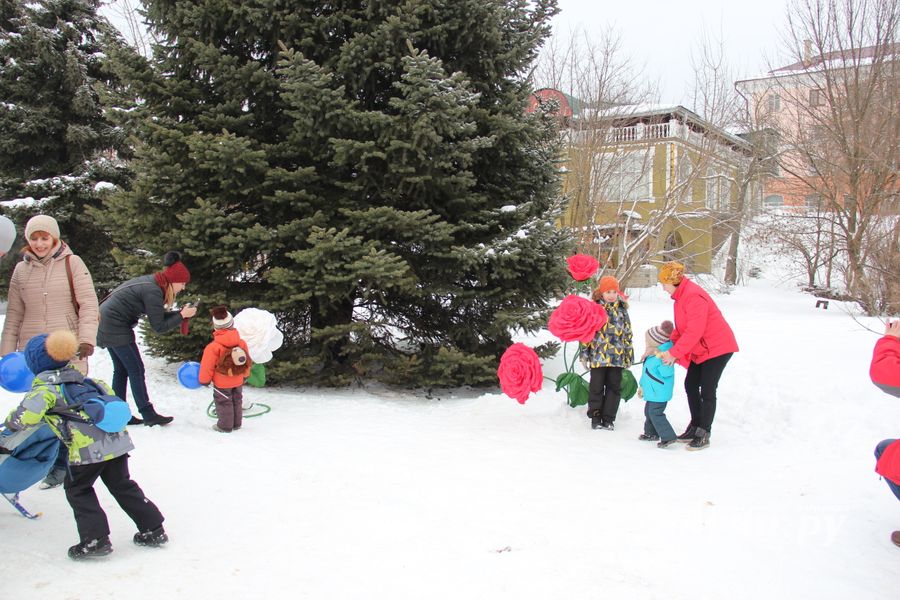 Фотофакт: на набережной Великих Лук распустились цветы