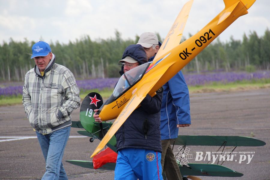 В Великих Луках проходит 7-й Фестиваль авиамодельного спорта (ФОТО)