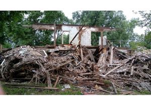 В Великих Луках снесенные дома превращаются в свалки (ФОТО)