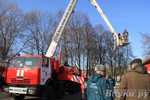 В центре Великих Лук спасатели продемонстрировали свою технику (ФОТО)