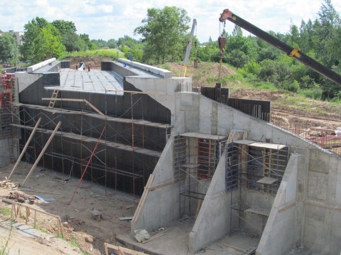 В Великих Луках на путепроводе завершена надвижка левого пролета (ФОТО)