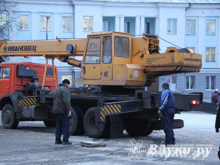 В Великих Луках установили новогоднюю елку (фото)
