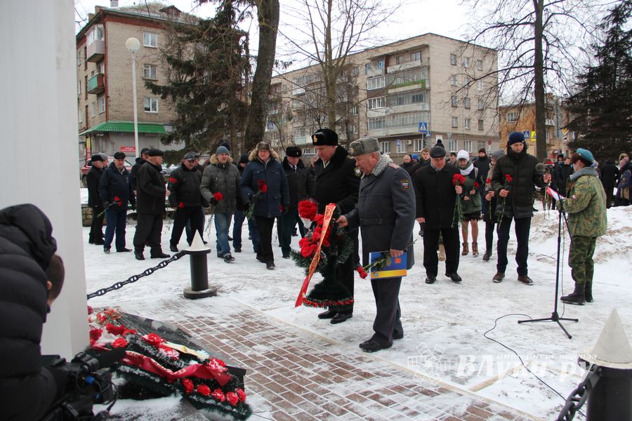 Великолучане почтили память героев-десантников
