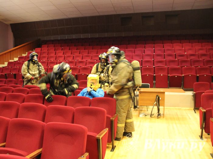 В Великих Луках «захватили заложников» (фото)