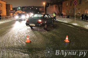 ​В Великих Луках водитель, лишенный прав, сбил женщину на пешеходном переходе (ФОТО)