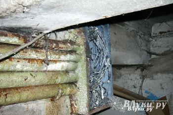 В Великих Луках из-за короткого замыкания жильцы многоквартирного дома остались без электроснабжения (фото)