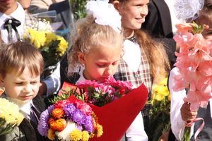 Самую многочисленную школу Великих Лук пополнили 116 первоклассников (ФОТО)