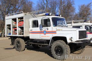 В центре Великих Лук спасатели продемонстрировали свою технику (ФОТО)
