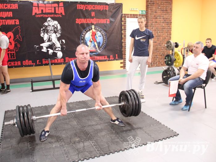В Великих Луках прошел открытый городской турнир по пауэрлифтингу (фото)