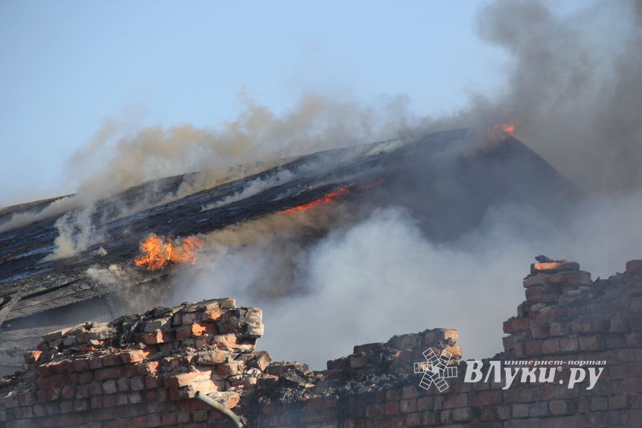 В Великих Луках горит склад (ФОТО)