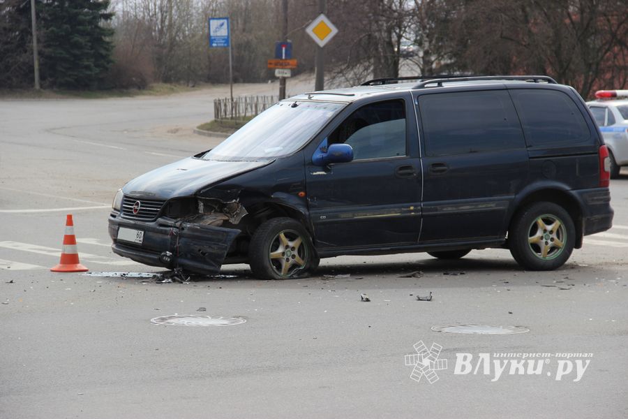 ДТП на перекрёстке Ленина-Дьяконова (ФОТО)