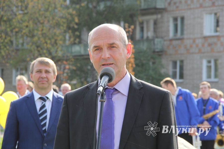 В Великих Луких благоустроили сквер на ул. Жукова (фото)