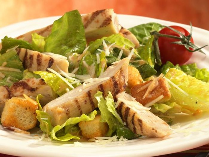 Давно известно: даме в праздник у плиты не место