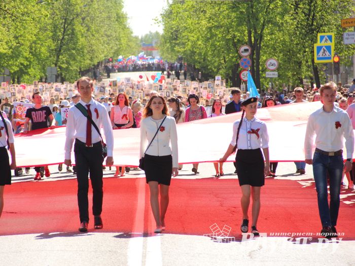 По центральному проспекту Великих Лук прошёл  «Бессмертный полк» (0+) (ФОТО)