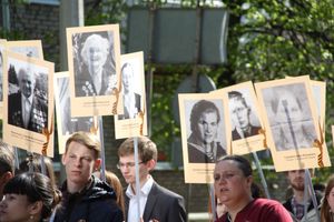 9 мая в Великих Луках. Шествие и салют