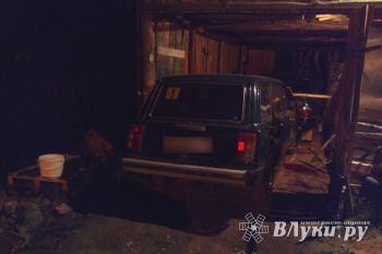 В Великих Луках, скрываясь от ДПС, водитель на «четверка» влетел в гараж (ФОТО)