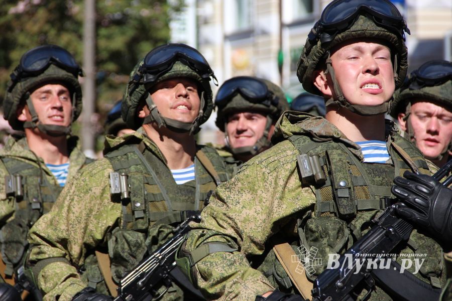 Военный парад в Великих Луках, часть II (ФОТО)