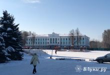 ФОТОФАКТ: Администрацию города чистят от сосулек