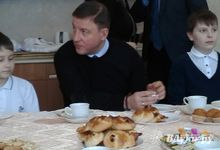 Андрей Турчак посетил школу №6 и угостился вкусными булочками (ФОТО)